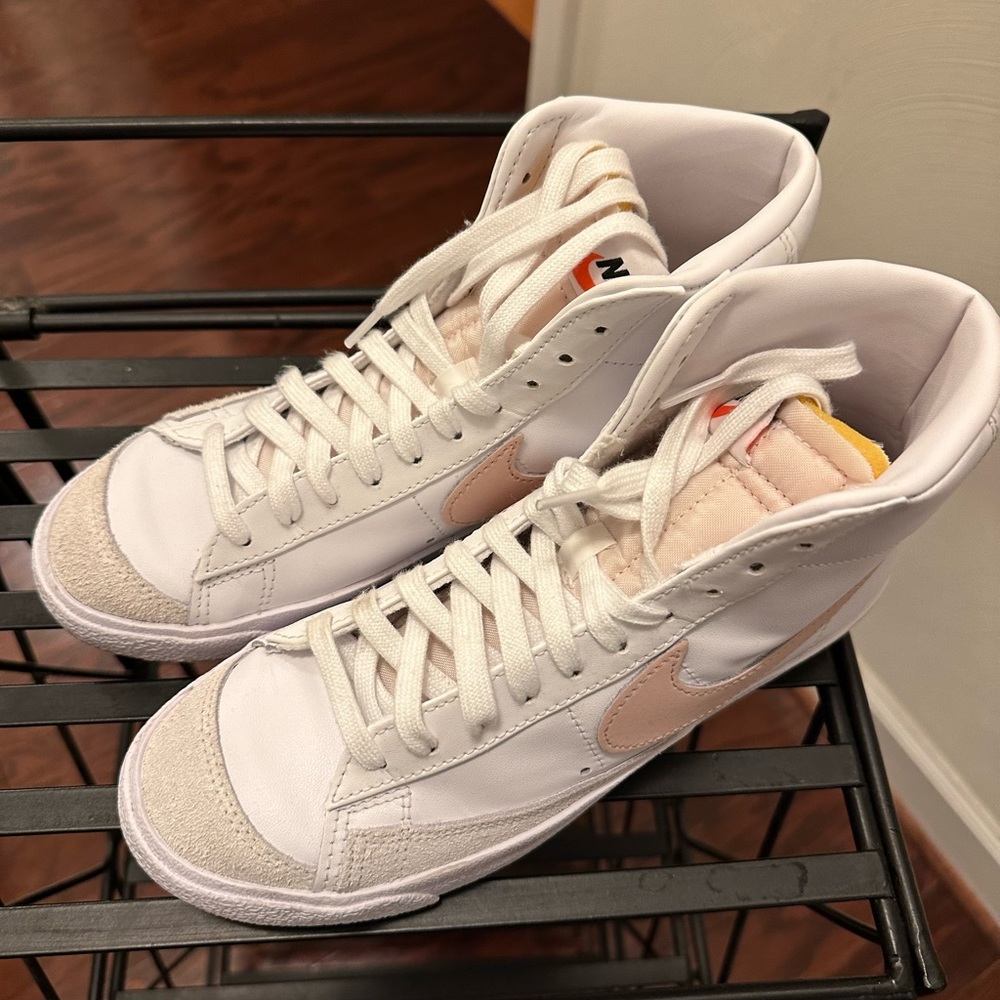 Nike Women's Blazer Mid 77 Shoes